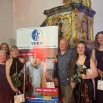 VKKK-Vorstandsmitglied Cäcilia Mischko und Kulturförderkreis-Kopf Florian Schmöller freuten sich mit den MusikerInnen über ein tolles Konzert und reichlich Spenden.