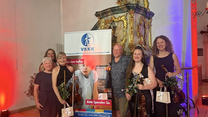 VKKK-Vorstandsmitglied Cäcilia Mischko und Kulturförderkreis-Kopf Florian Schmöller freuten sich mit den MusikerInnen über ein tolles Konzert und reichlich Spenden.