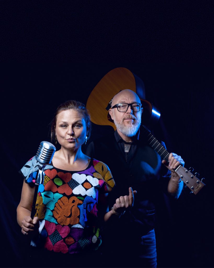 „Countryfied!“ by Watzlaff: Sängerin Ilonka Vöckel und Gitarrist Eric Ehmer - Foto c) Chris Vain