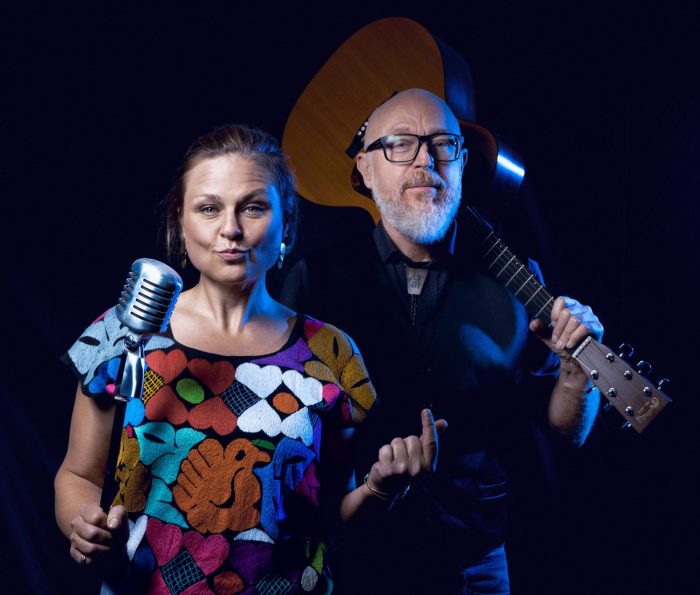 „Countryfied!“ by Watzlaff: Sängerin Ilonka Vöckel und Gitarrist Eric Ehmer - Foto c) Chris Vain